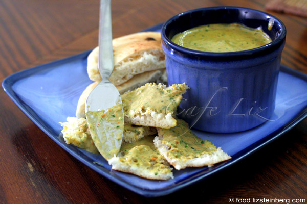 Mezze simple : tahini au poivre rôti et aux herbes
