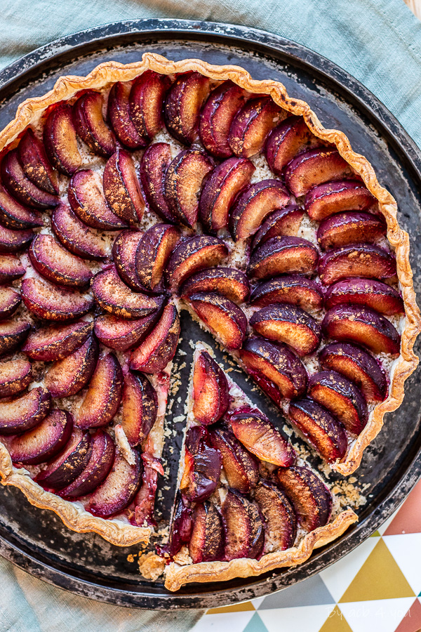Tarte aux prunes sur pâte sablée à l'amande