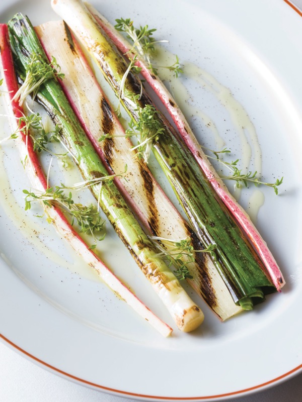 Poireaux et rhubarbes grillés au poivre timut