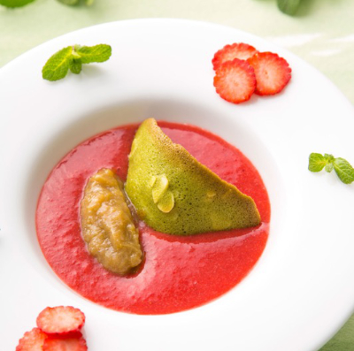 Soupe de fraises confit de rhubarbe et tuiles au thé matcha