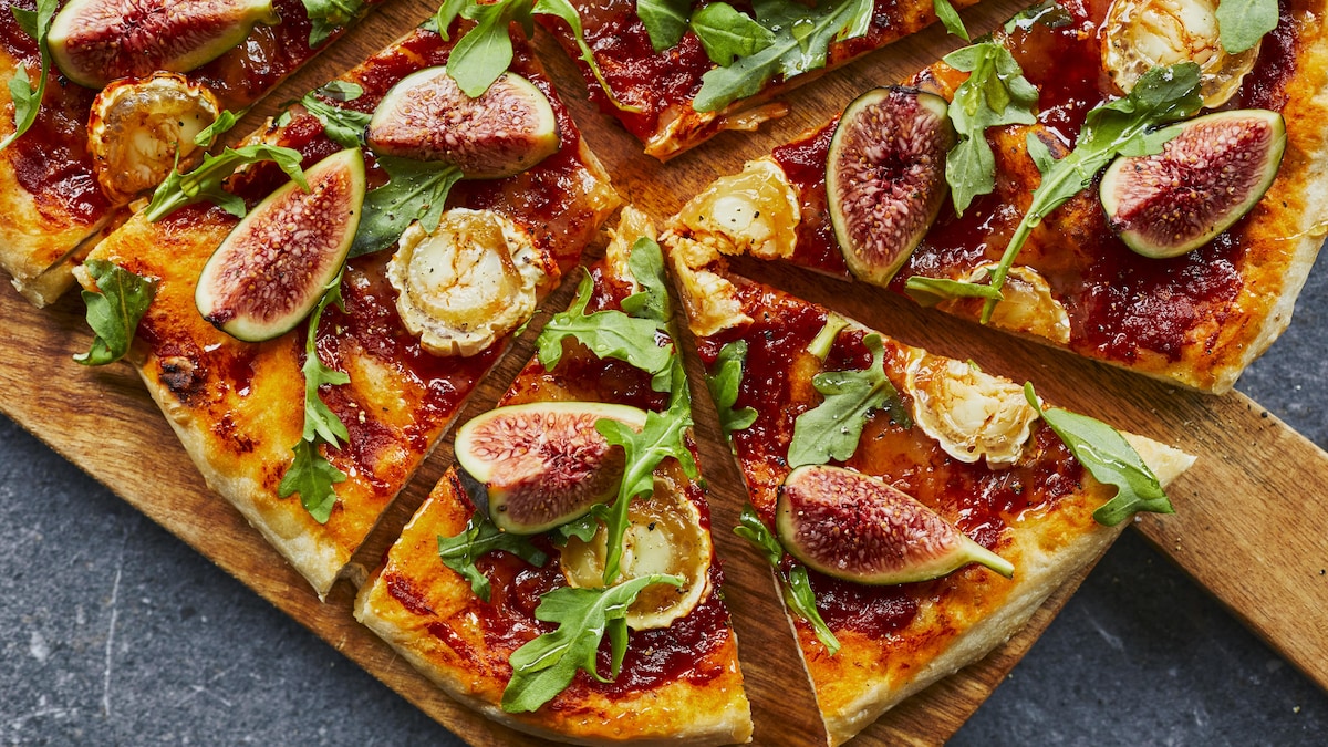 Pizza aux figues et au fromage de chèvre
