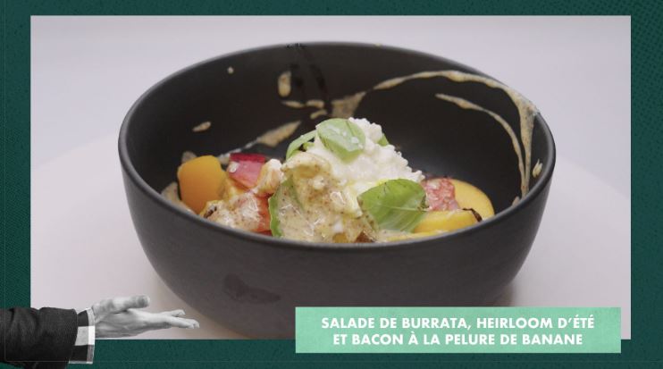 Salade de burrata, heirloom d’été et bacon à la pelure de banane