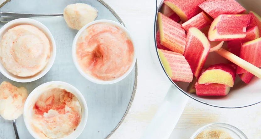Soufflés glacés à la rhubarbe