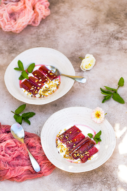 Rhubarbe rôtie à la cardamome et yogourt
