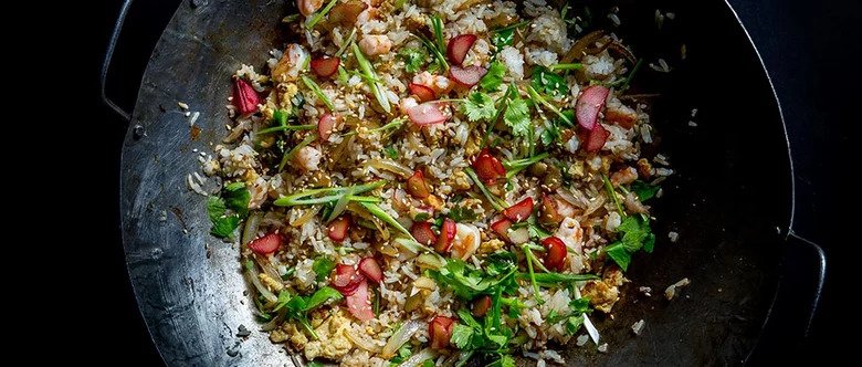 Riz sauté aux crevettes avec rhubarbe mariné