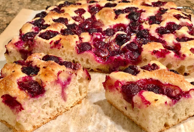 Focaccia aux raisins bleus et à l’anis