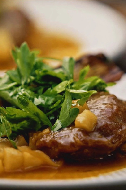 Joues de porc braisées aux pommes