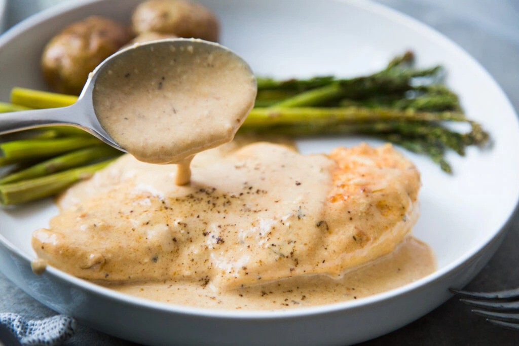 Poitrines de poulet en sauce crémeuse