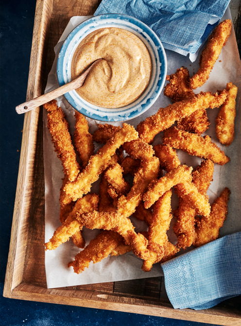 Doigts de poulet frits, sauce au yogourt et aux épices