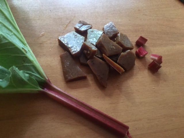 Caramel à la rhubarbe maison