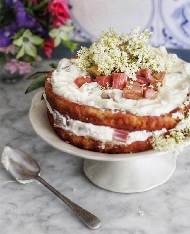 Gâteau à la rhubarbe et aux fleurs de sureau