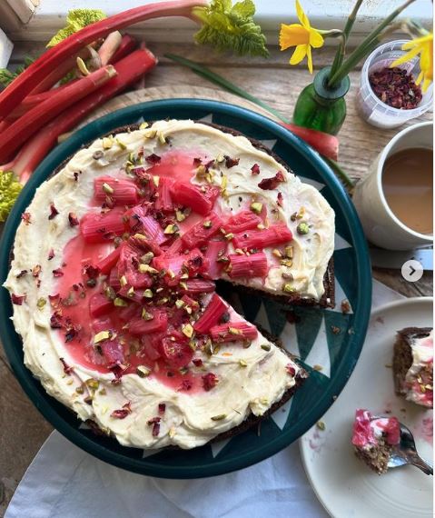 Gâteau persan à la rhubarbe avec crème au beurre au tahini