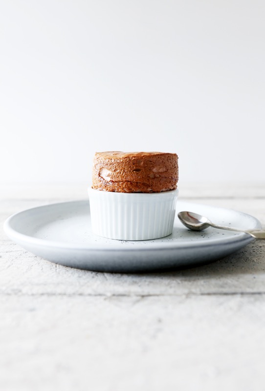 Soufflé à la rhubarbe caramélisée avec caramel anglais à la noix de coco