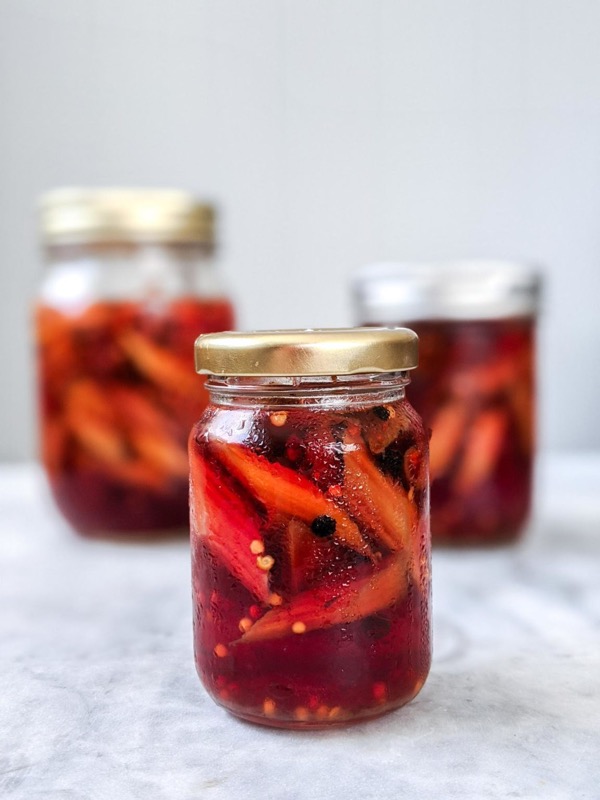 Rhubarbe marinée sucrée et épicée