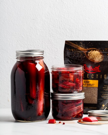 Rhubarbe marinée sucrée et épicée au réfrigérateur