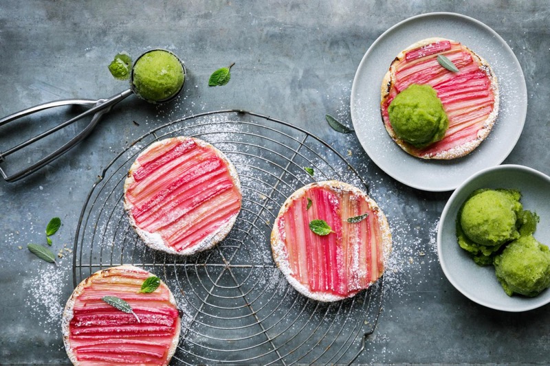Tartelettes à la rhubarbe et sorbet aux fines herbes