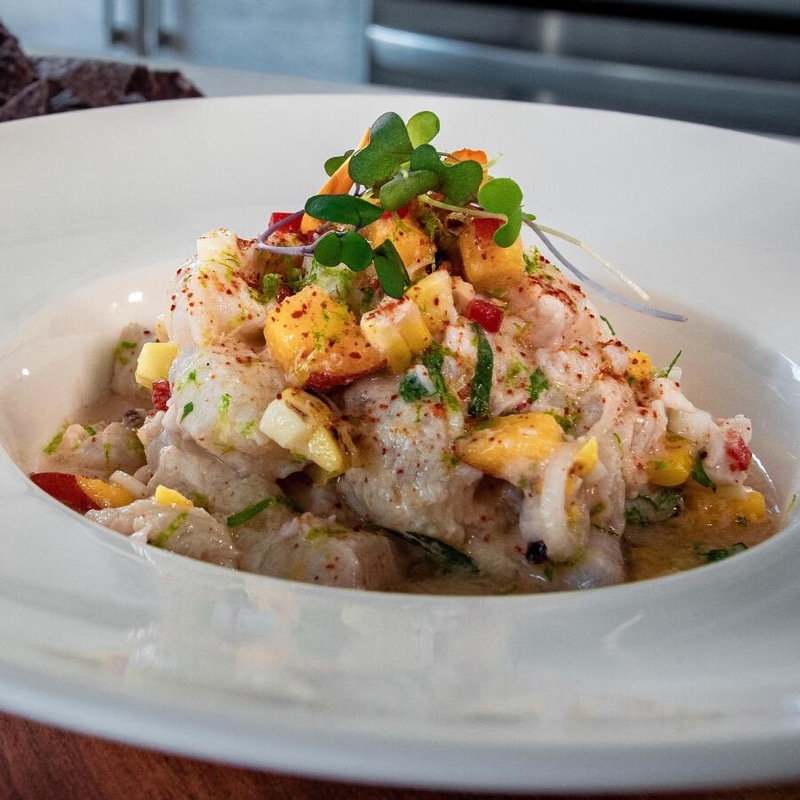 Ceviche de flétan, rhubarbe, pêche et maïs