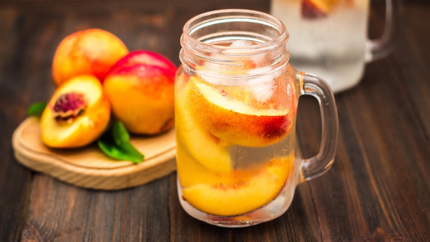 Pêches macérées dans le vin blanc (pesche del vino)