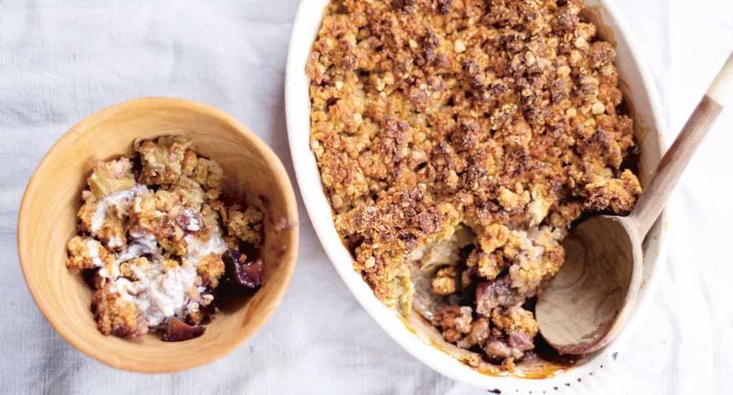 Crumble à la rhubarbe, au tahini et aux prunes