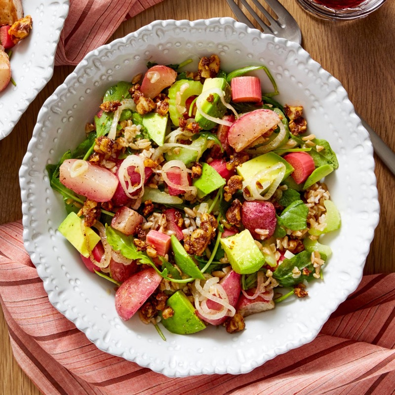 Salade de farro et de rhubarbe marinée