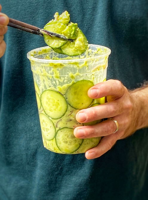 Salade de concombre, de feta et d’avocat à secouer (shaking salad)
