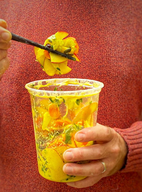 Salade de pomme et de carotte au cari à secouer (shaking salad)
