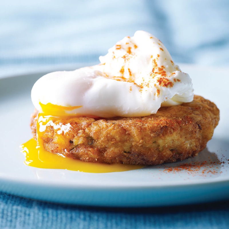 Galettes de hachis de poulet aux œufs pochés
