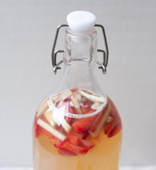 Kombucha à la rhubarbe