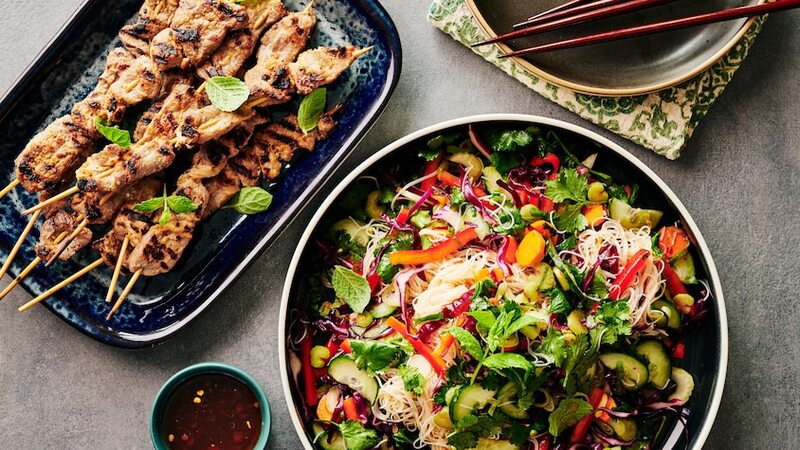 Salade de nouilles épicée et brochettes de porc à la citronnelle