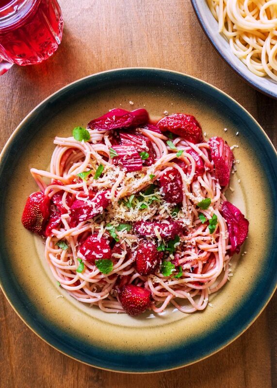 Pâtes polonaises à la rhubarbe rôtie, aux fraises et à la menthe
