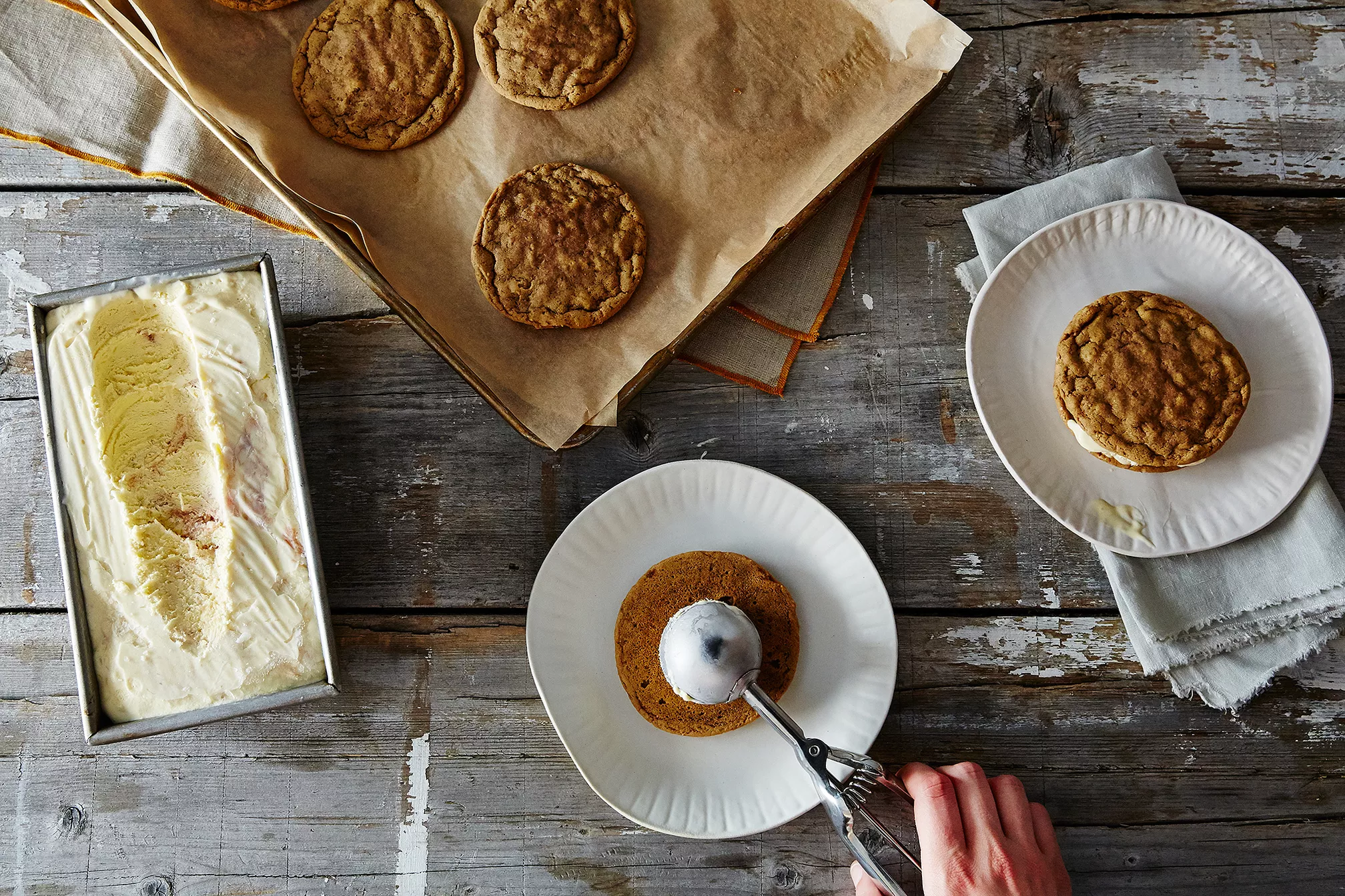 Sandwichs à la crème glacée semifreddo à la rhubarbe
