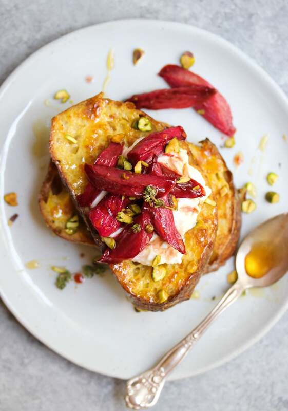 Pain perdu à la rhubarbe rôtie à la vanille