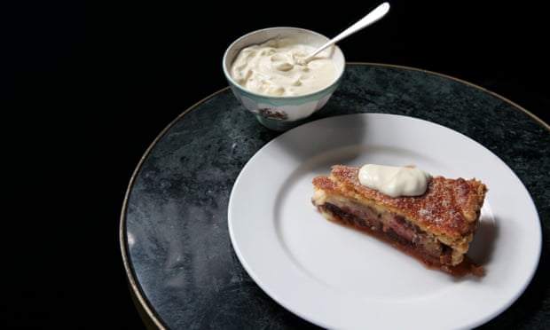 Tarte à la crème sure aux groseilles à maquereau et à la rhubarbe - Recette Russe