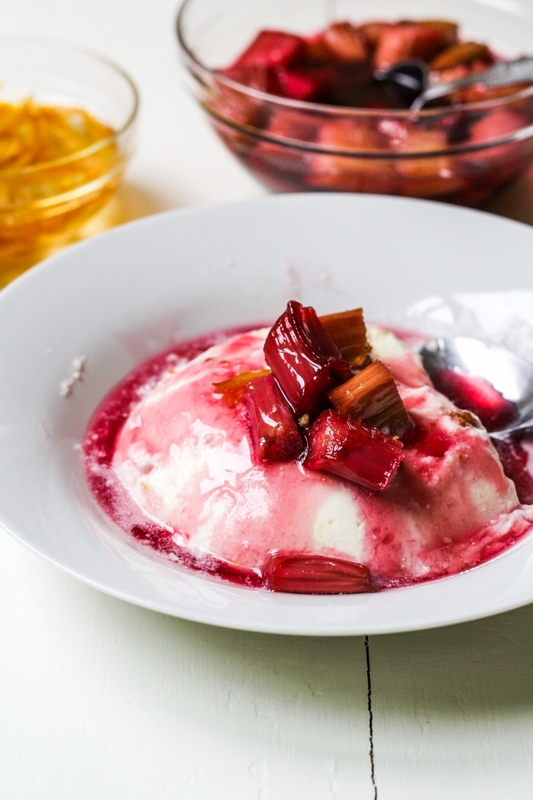 Ricotta bavaroise avec rhubarbe pochée au vin rouge