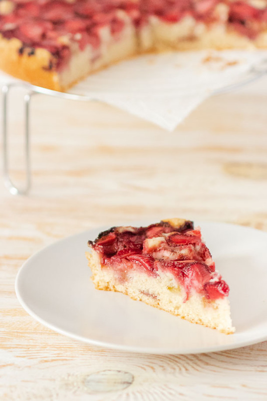 Gâteau rapide végétalien aux fraises et à la rhubarbe (1 bol)