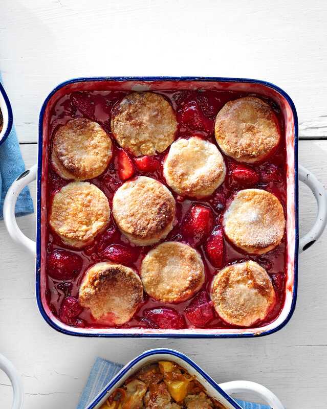 Cobbler à la fraise et à la rhubarbe à la menthe