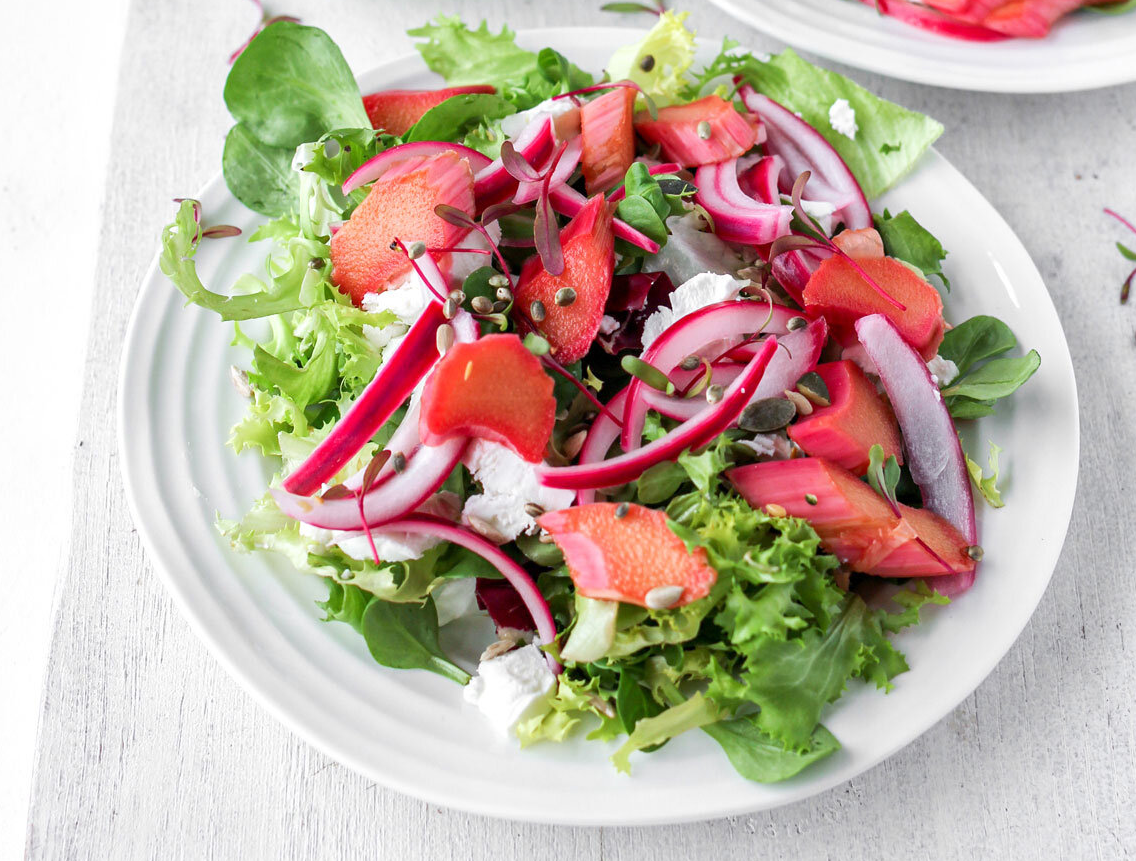 Salade rapide de rhubarbe marinée au fromage de chèvre