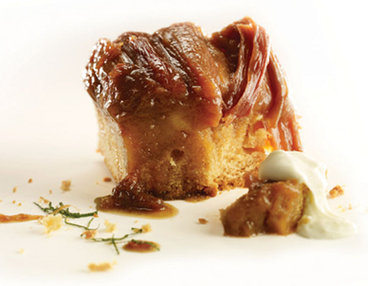 Pudding chômeur à la rhubarbe, crème vanillée