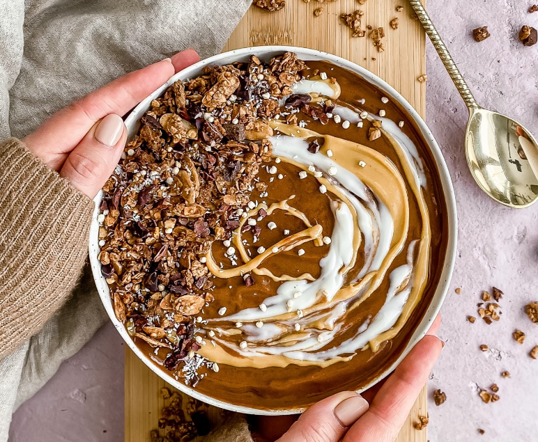 Bol de smoothie chocolat et citrouille