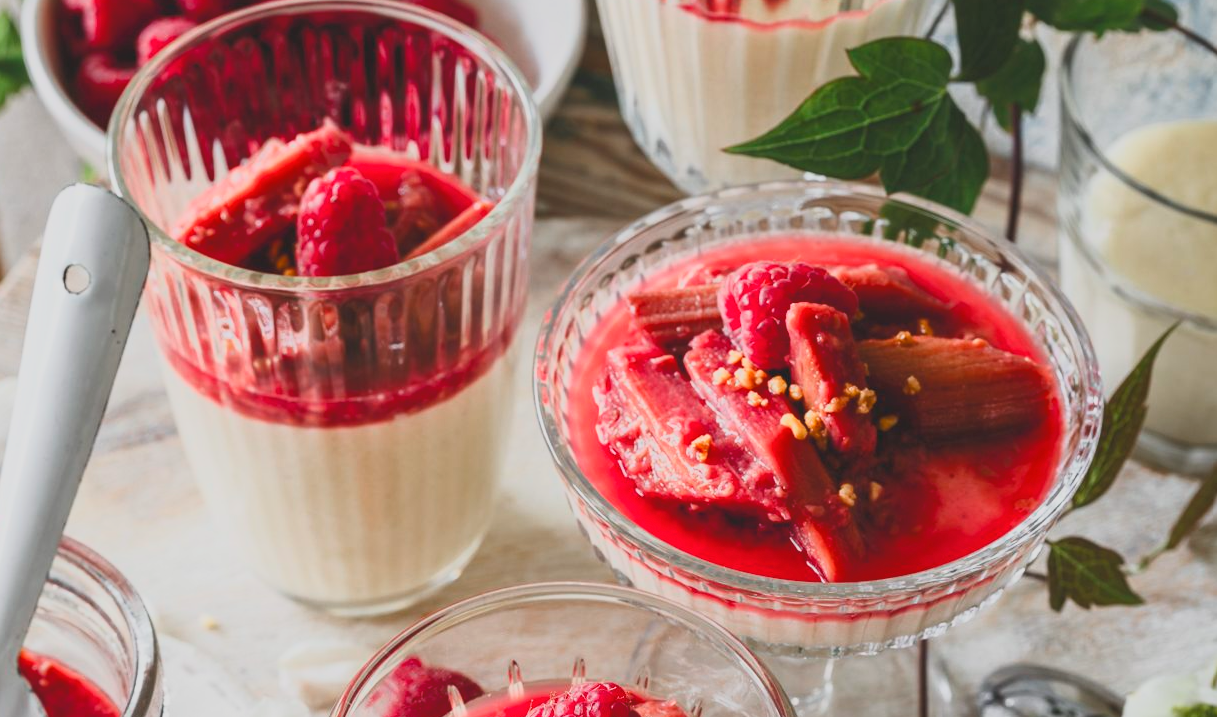Recette de pouding à la semoule avec compote de rhubarbe et de framboises