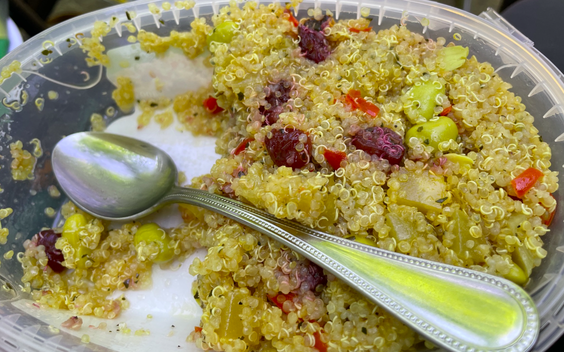 Salade quinoa, betterave & canneberges