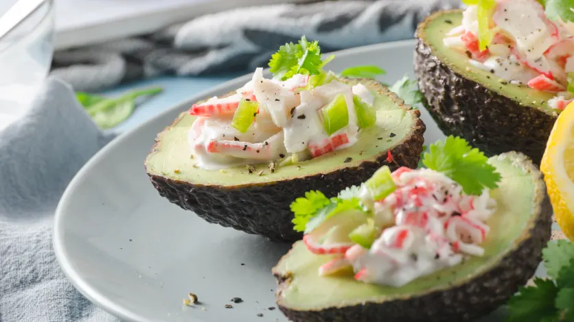 Salade de goberge sur lit d'avocat