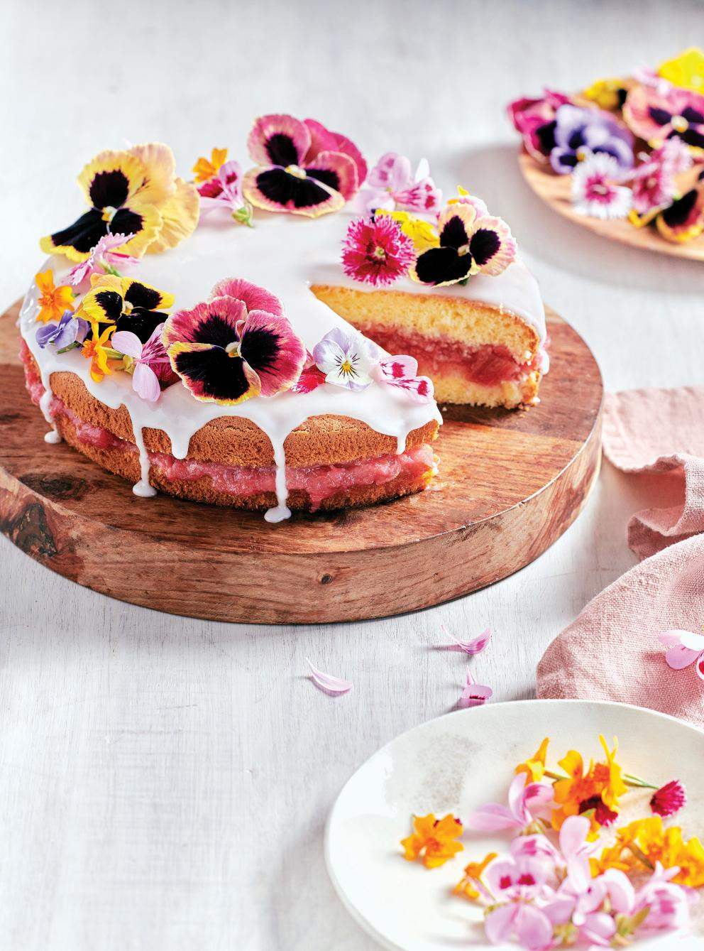 Gâteau à la rhubarbe et à la fleur de sureau