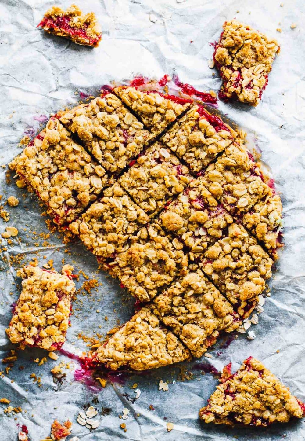 Barres croustillantes sans gluten à la framboise et à la rhubarbe