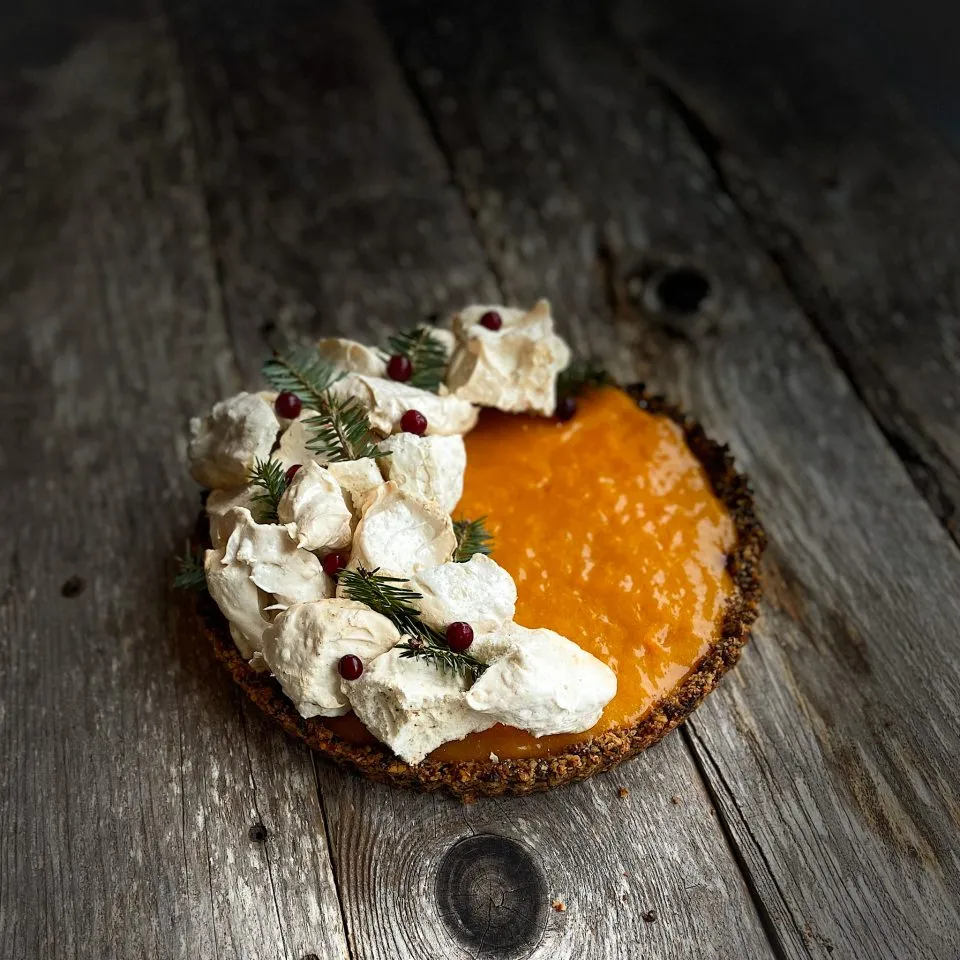 Tarte aux baies d’argousier en croûte de noix, meringues au sapin