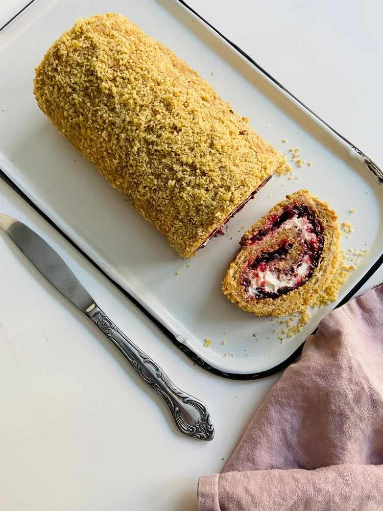 Roulé aux noix, confiture et crème