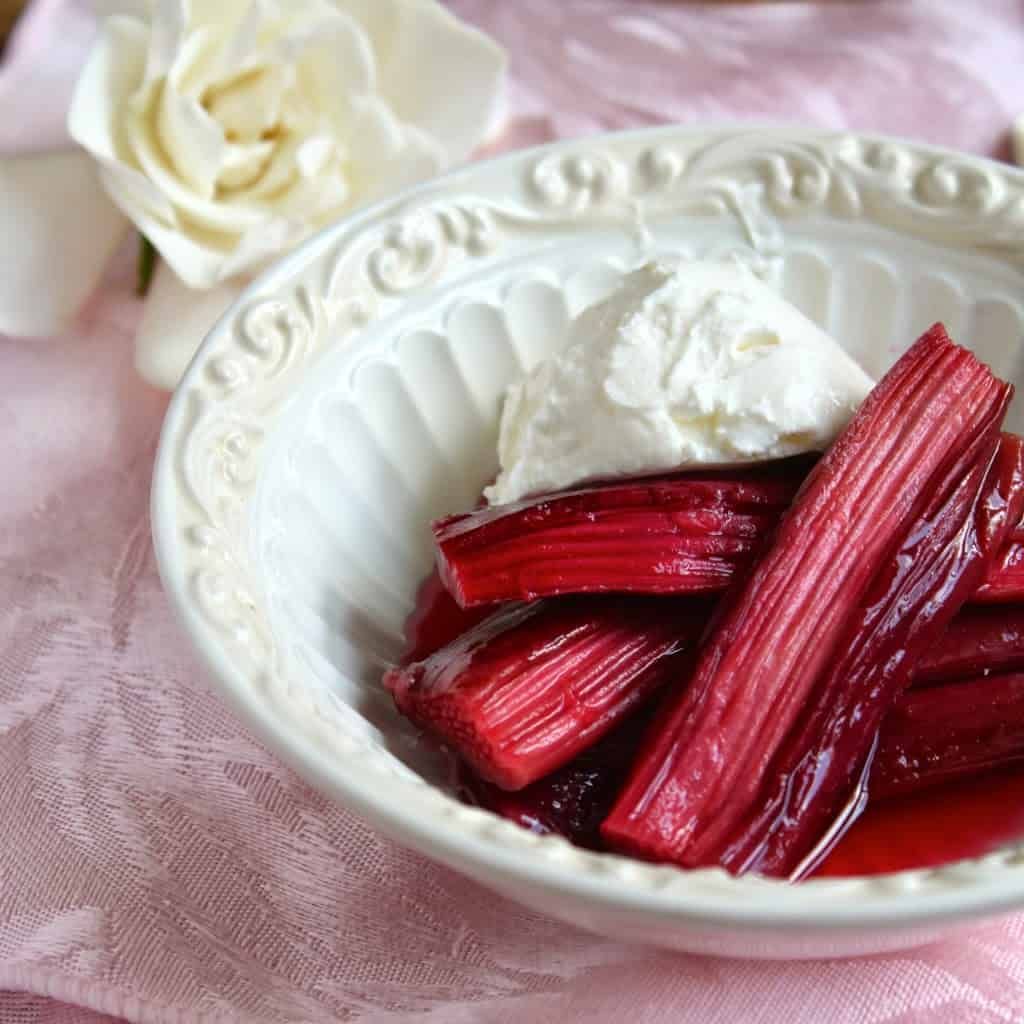 Rhubarbe rôtie avec crème fraîche, mascarpone ou crème fouettée