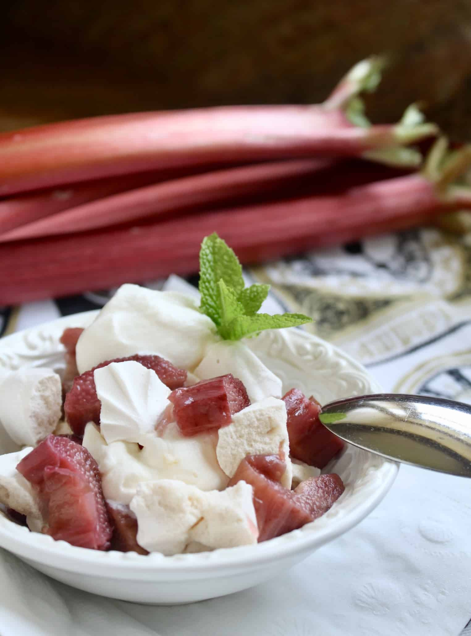 Eton Mess à la rhubarbe