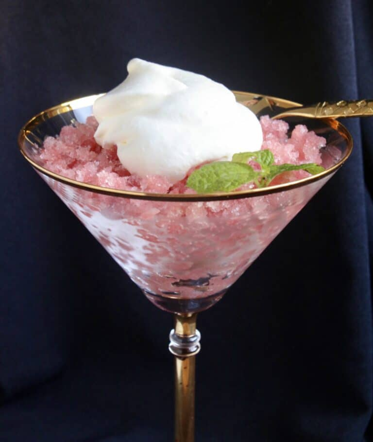 Granité à la rhubarbe avec crème fouettée (Glace à la rhubarbe)