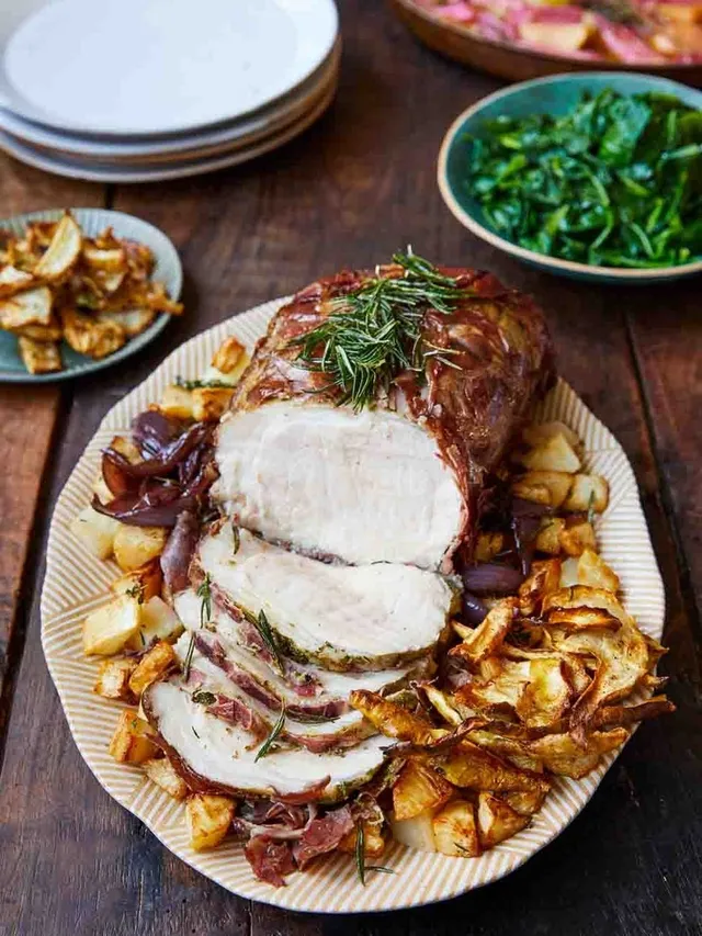 Rôti de porc en cocotte avec jus de Chianti et compote de rhubarbe rôtie et de pommes
